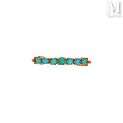 une image représentant une bague sertie d'une pierre turquoise sur fond blanc