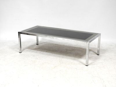 table basse chromée avec plateau en verre et pieds en métal