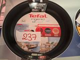 une poêle et une poêle exposées dans un magasin