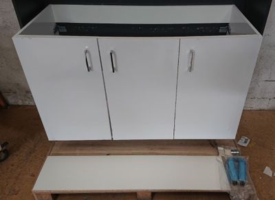 une armoire blanche à deux portes, avec un tiroir en dessous