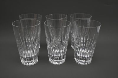 trois verres transparents posés les uns à côté des autres sur une table