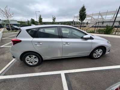 la voiture argentée est garée dans le parking à côté d'autres voitures