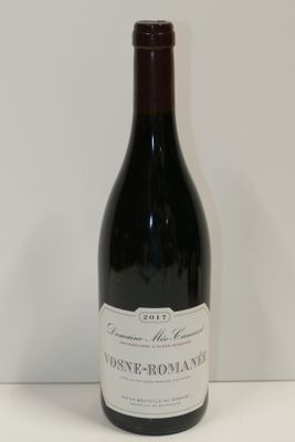 une bouteille de vin posée sur une table