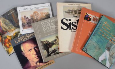 un grand nombre de livres posés sur une table