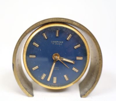 une horloge posée sur une surface blanche