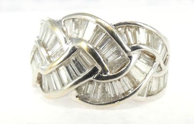 une image d'une bague en diamant sur fond blanc