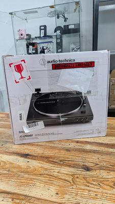 une boîte posée sur la table, avec un tourne-disque à l'intérieur