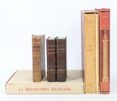 plusieurs vieux livres sont empilés sur une surface blanche