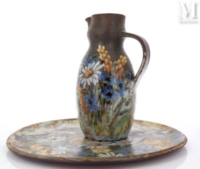 une photo représentant un vase et une assiette sur fond blanc