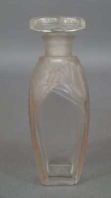 un vase en verre transparent orné d'un motif floral