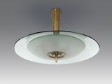 une lampe suspendue au plafond de la pièce