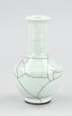 un vase blanc orné d'un motif craquelé