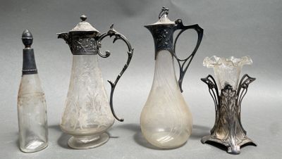 trois vases en verre et deux vases en argent posés sur une table