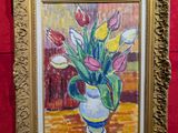 un tableau représentant un vase rempli de tulipes posé sur une table