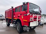 un camion de pompiers rouge garé sur un parking