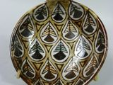 une assiette marron et blanche ornée d'un motif