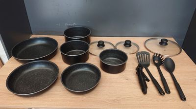 beaucoup de casseroles et de poêles sur la table