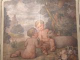 une image d'un tableau sur le mur d'une pièce