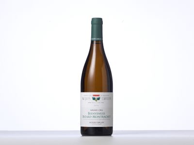 la bouteille de vin blanc est posée sur la table