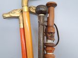 un porte-bâton en bois surmonté d'un oiseau