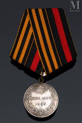 Gros plan sur une médaille entourée d'un ruban