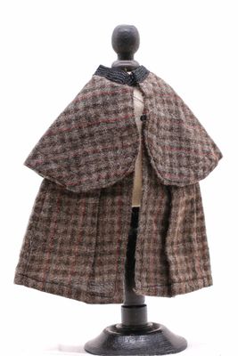 un manteau posé sur un mannequin, sur fond blanc