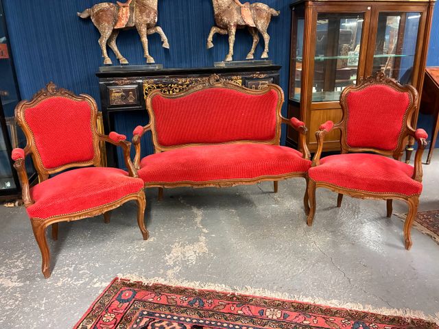 Salon de style Louis XV garni de velours rouge comprenant une pet...
