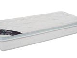 gros plan d'un matelas sur une surface blanche