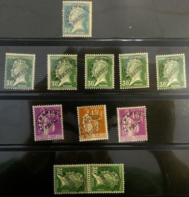 une série de timbres exposée dans une vitrine