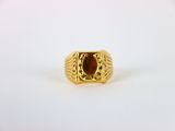 Gros plan sur une bague en or ornée d'une pierre rouge