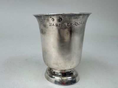 une coupe en argent posée sur une table