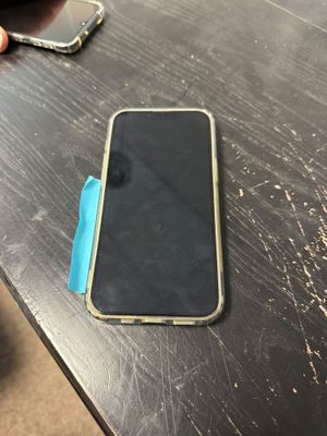 un téléphone portable posé sur une table