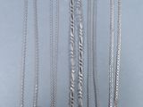 quatre types de colliers différents posés sur une table avec un fond bleu
