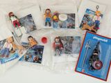 il y a plein de figurines Playmobil dans le sac posé sur la table