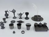 un grand nombre d'objets en argent posés sur une table