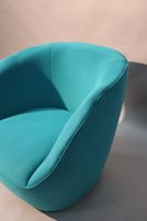 *ROCHEBOBOIS. Chauffeuse en tissu bleu sur pied pivotant. (photo 2)