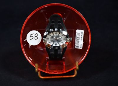 une montre dans un étui en plastique sur fond noir