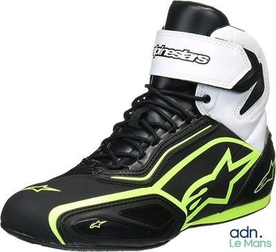 un gros plan sur une paire de chaussures noires et blanches sur fond blanc