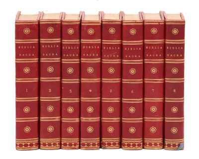 six livres rouges alignés sur une surface blanche
