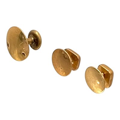 deux paires de boucles d'oreilles plaquées or sur fond blanc