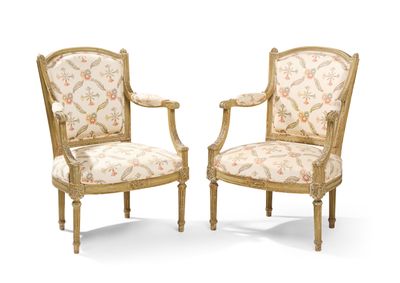 PAIRE DE FAUTEUILS en bois sculpté et laqué gris. Les dossie…