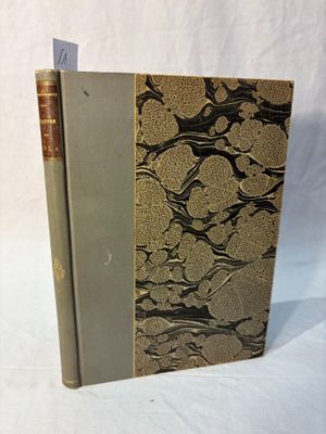 un vieux livre posé sur une table recouverte d'un tissu blanc