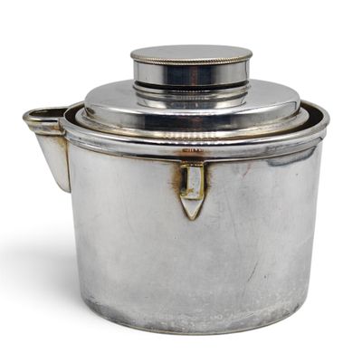 une casserole argentée avec un couvercle, sur fond blanc