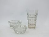 trois vases en verre posés l'un à côté de l'autre sur une surface blanche