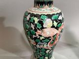 un vase posé sur une table dans une pièce