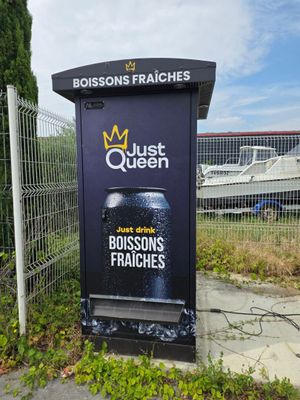 un panneau au bord de la route sur lequel est simplement écrit « queen »