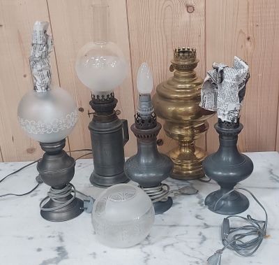 tout un tas de lampes différentes posées sur une table