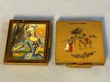 deux petites boîtes ornées de peintures, posées sur une table