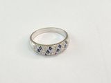 gros plan d'une bague en diamant et saphir sur une surface blanche