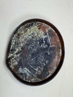 une assiette sur laquelle est représenté un squelette